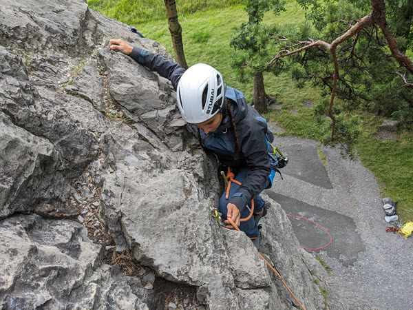 Kletterkurse vermittelt dir das Vorsteigen am Fels im Klettergarten.