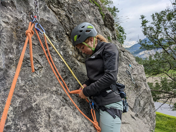 Kletterkurse zeigt dir wie du sicher kletterst und am Standplatz das Seil richtig einhängst.