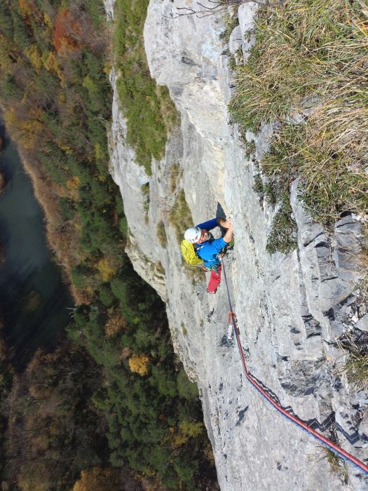 Mehrseillängen klettern mit Kletterkurse. Bandschlingen und Karabiner um die Route abzusichern.