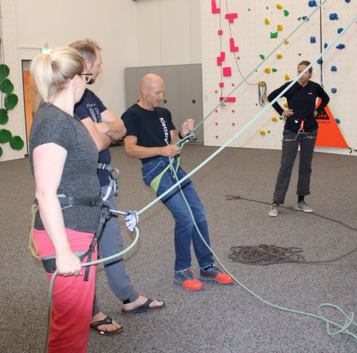 In der Gruppe Toprope lernen und das Grigri Petzl richtig bedienen.