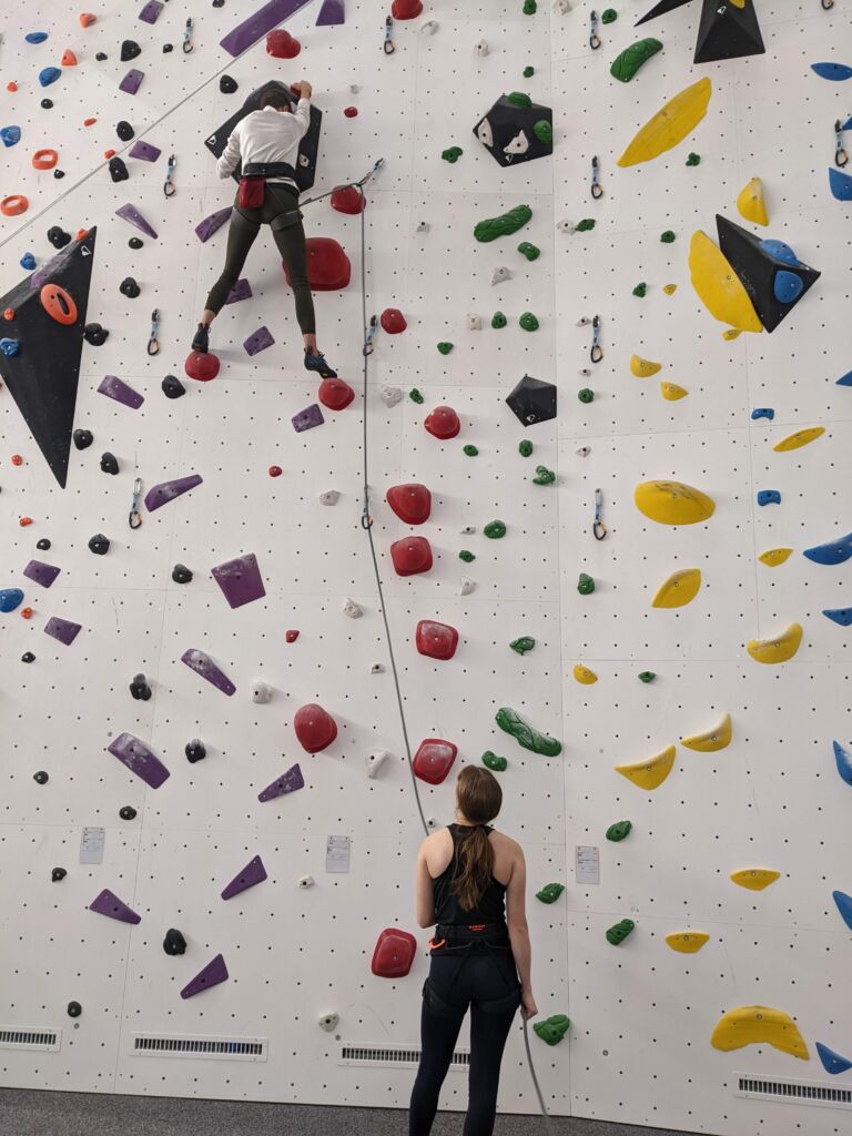 In der Kletterhalle Herisau Grundkurs 1 vorsteigen lernen