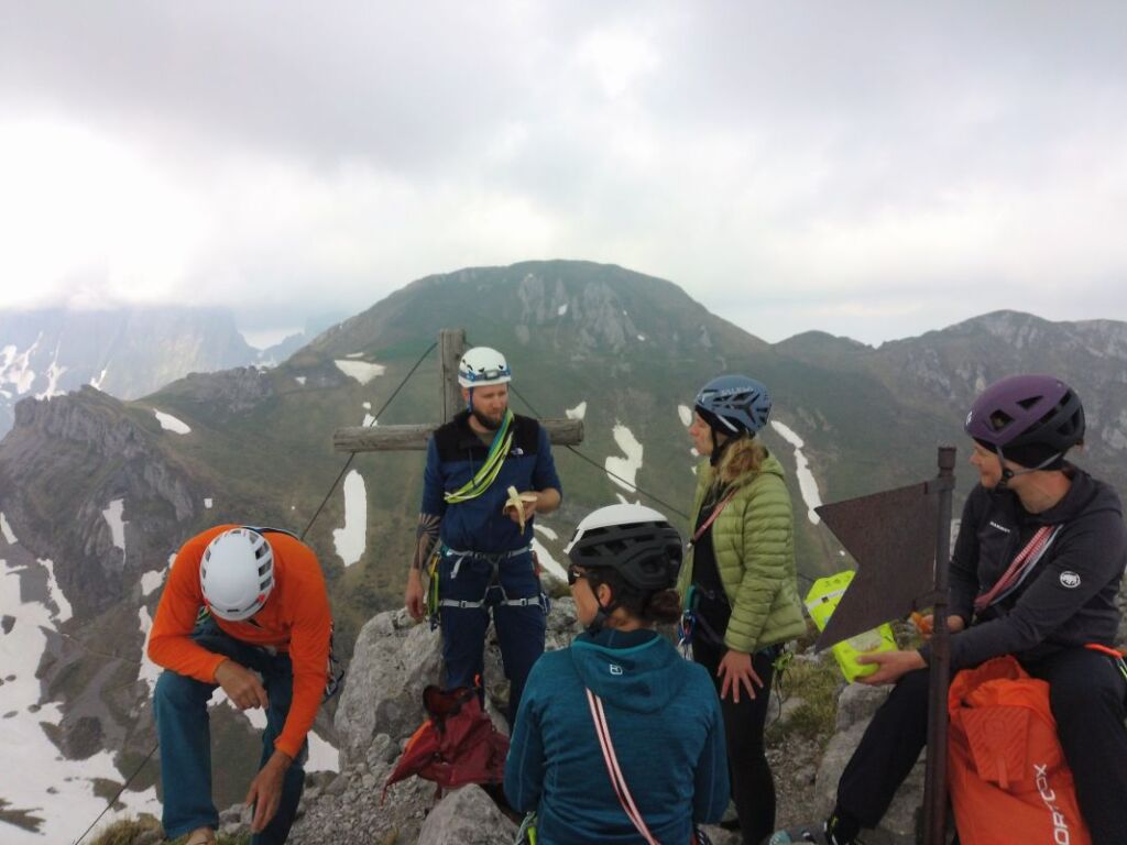 Bei dem Widderalpstock auf dem Gipfel in der Bollenwees mit Kletterkurse.