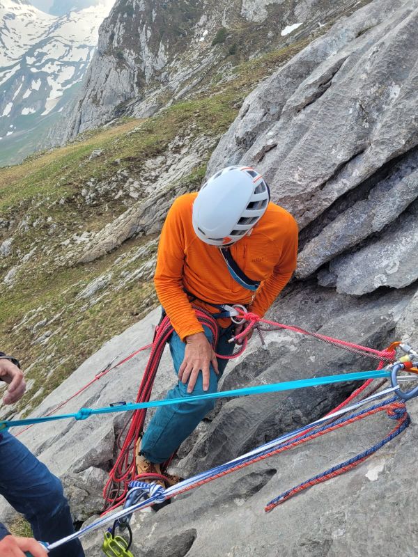 Vorbereiten für das Mehrsseillängen klettern auf der Bollenwees.