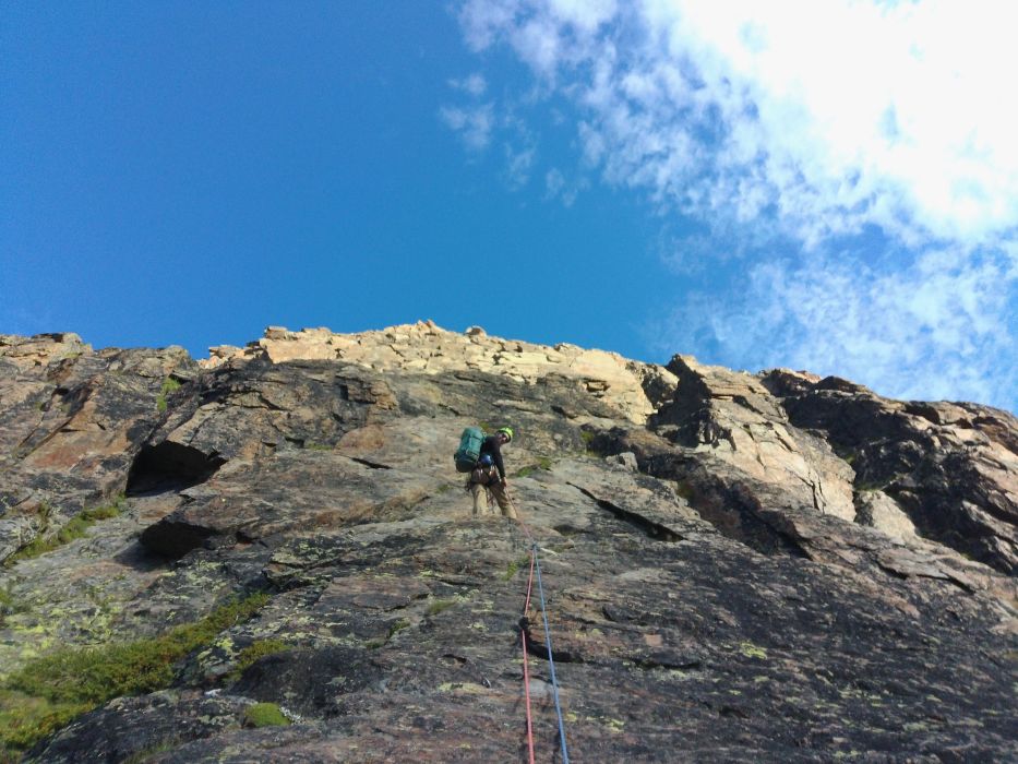 Professionelle Betreuung in einer Mehrseillänge mit Kletterkurse.