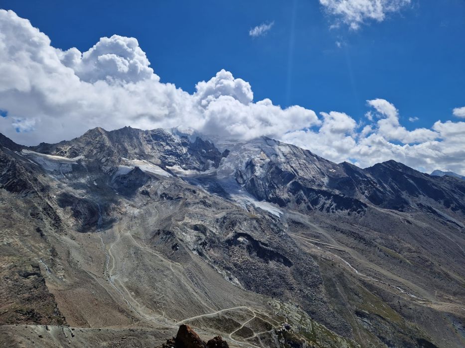 Kletterkurse ist unterwegs auf Mehrseillängen Kurs. Die Aussicht auf den Weissmies hinter den Wolken.